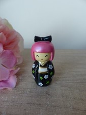 Figurine Kokeshi Poupée Japonaise miniature avec  Kimono noir floral