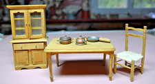 ENSEMBLE DE MEUBLES MINIATURES Table chaise et buffet bois