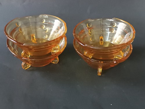 **Quatre coupelles en verre