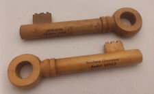 2 anciens tire bouchon de poche en bois publicitaire en forme de clé