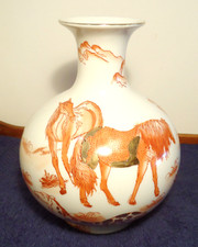 Vase - Porcelaine - Email Rouge & Or - Décor Chevaux & Végétation - Chine - XXth