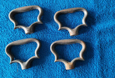 4 ANCIENNES GROSSES POIGNEES DE TIROIR/BUFFET EN ACIER  DANS SON JUS