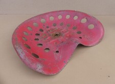 Ancien siège assise faucheuse tracteur rouge création tabouret industriel