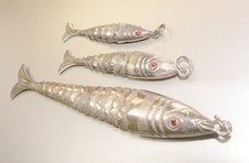 Série de 3 anciens pendentifs  poisson articulé en argent - Rubis ?