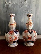 SUPERBE PAIRE DE VASES A DÉCOR FLORAL EN FAÏENCE DE DELFT    signé " APK "