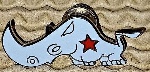 Pin rhinoceros - pin, tres