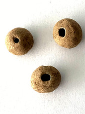RARE  LOT DE 3 FUSAïOLES  OU PERLES EN PLOMB  ANTIQUES  A  DETERMINER  (29,9 GR)