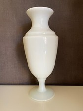 ANCIEN VASE EN OPALINE BLANCHE
