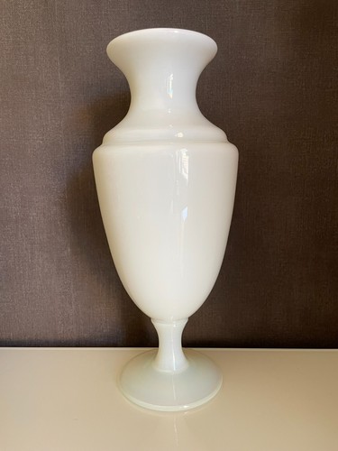 Ancien vase opaline blanche - en,