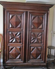 Armoire style louis XIII, pointe de diamant, Noyer, origine Languedoc 480 euros.