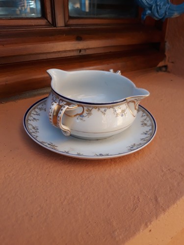 Saucière sur plateau
