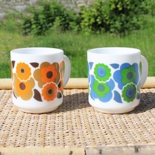 Paire de mugs / tasses en Arcopal vintage modèle Lotus