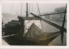 PARIS 1937  - Bateau Tonneaux