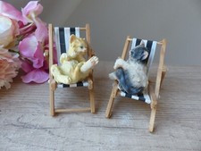 Figurine Couple de Chats en Résine sur Transats Chaises Longues en Bois Vintage