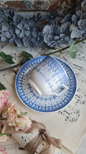 Ancienne tasse sous - tasse,