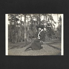 Jolie jeune femme absorbée