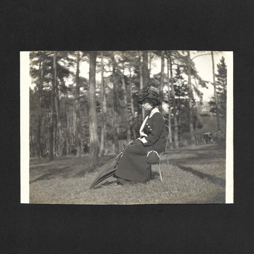Jolie jeune femme - , rêveuse