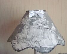 Abat-jour festonné toile de Jouy grise  "Scène galante sous la ramure"   25cm