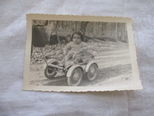 ANCIENNE PHOTOGRAPHIE ENFANT DANS SA POUSSETTE ANCIENNE 1952