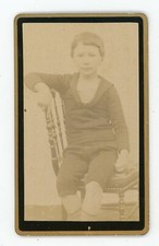 PHOTO CDV vers 1880, un garçon pose assis sur une chaise napoléon costume marin