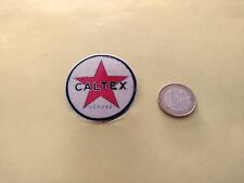 ANCIEN INSIGNE ÉMAILLÉ CALTEX DE POMPISTE CASQUETTE ?? (BROCHE ELF LA MURE AVIA)