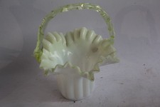 Ancien panier opaline blanche vert urane (56989)
