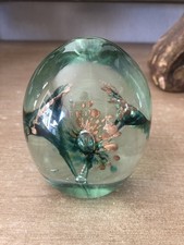 Presse Papier ovoïde Fleur Sulfure de style Murano /Saint Louis ?/baccarat