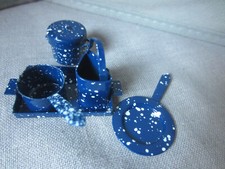 Dinette miniature : en métal