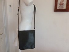 ELEGANT SAC PLAT CUIR EPAIS NOIR TRAVAILLE FACON EPI BANDOULIERE TRES BON ETAT