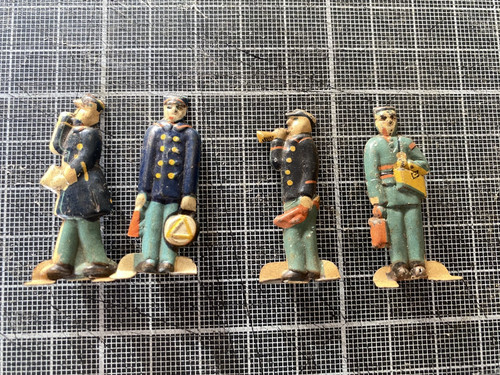 Lot personnages en tôle - en,