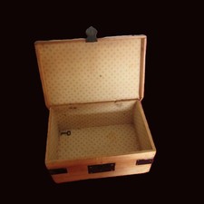 ancienne malle ou coffret  pour poupée : 28.5 x 19.5 x 13 cm + clé . en bon état