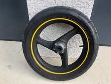 Une jante roue avant avec - avec, pneu