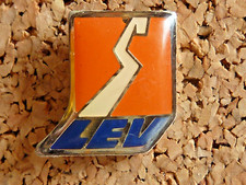 pin's pins badge automobile.  tracteur. LEV GRUE LEVAGE