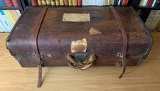 GRANDE MALLE DE TRANSPORT "AU BON MARCHÉ". VOYAGE. CUIR FIN XIXème. D'ORIGINE.