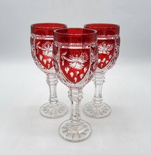 Série trois verres à apéritif en cristal moulé coloré rouge de Anna Hutte XXème