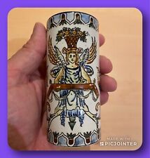 petit vase rouleau faience gien 19 ème renaissance italienne sur fond blanc