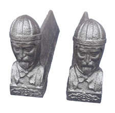 Paire de chenets en fonte buste de templier H 15 cm