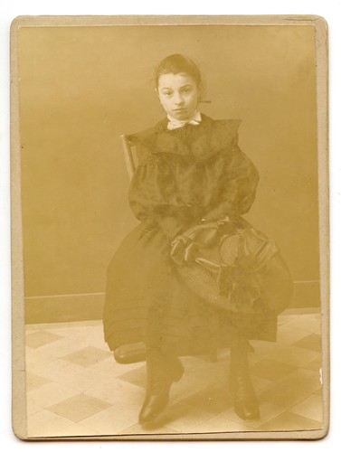Jeune fille assise - , et