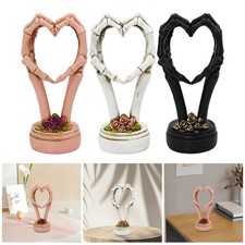 Statue de squelette en résine représentant un cœur et des mains pour