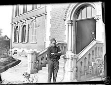 Militaire homme debout perron  - ancien négatif verre photo - an. 1910 1920
