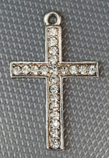 BIJOU RELIGIEUX / PENDENTIF - CROIX EN METAL ARGENTE ET BRILLANT #51