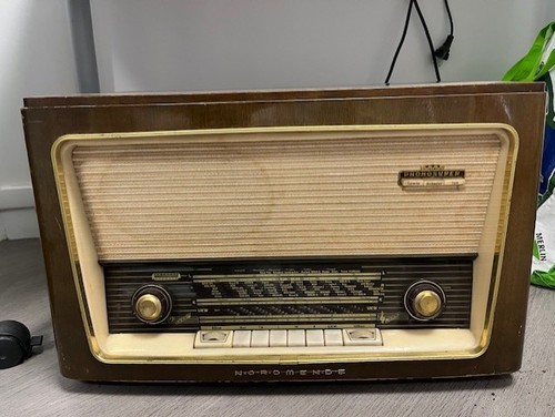 Meuble radio vintage avec