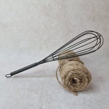 Ustensile Ancien de Cuisine – Fouet en Fil de Fer Noirci – Marquage d’Origine