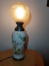 Lampe Ancienne À Pétrole Électrifiée Etain Et Porcelaine