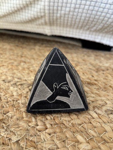 Petite pyramide décorative