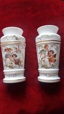 Belle paire de vases en opaline Napoléon III à décor de chérubins, putti