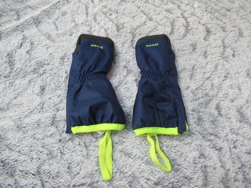 Une paire moufles gants - une,