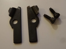 2 VERROUS ( D et G ) + Vis Chariots  Machines à tricoter Singer 2100 - 2200