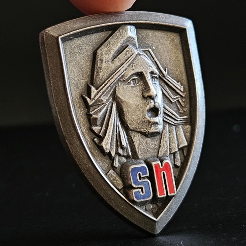 Insigne pucelle militaire