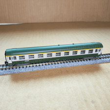 Voiture grandes lignes 1ʳᵉ classe « A9 » SNCF – N 1 :160 – Ép V – Minitrix 18464